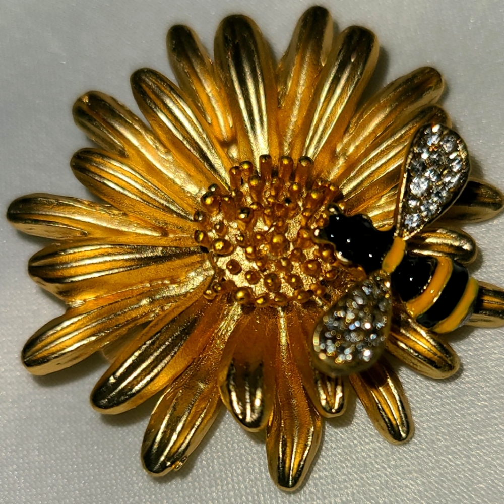 BEE ON A SUNFLOWER BROOCH PIN VINTAGE FIND!